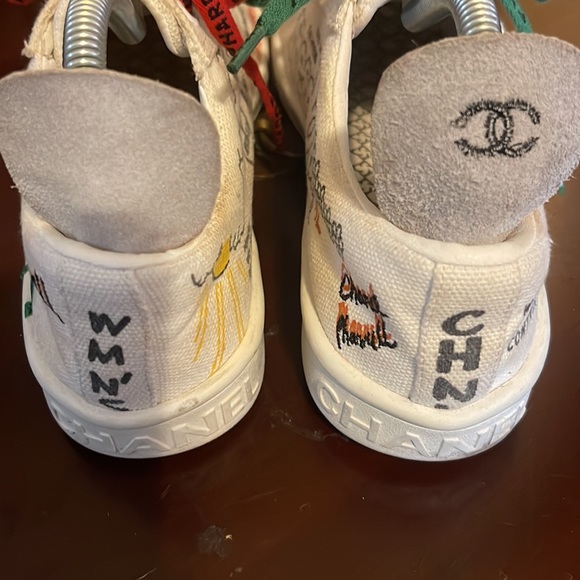 CHANEL Pharrell Graffiti Low-Top Sneakers Printed Canvas White, Multicolor. - Picture 4 of 14